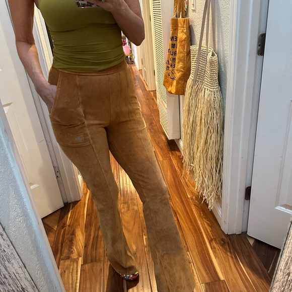 ALO Yoga Camel Flare Pants s cords - Picture 12 of 16
